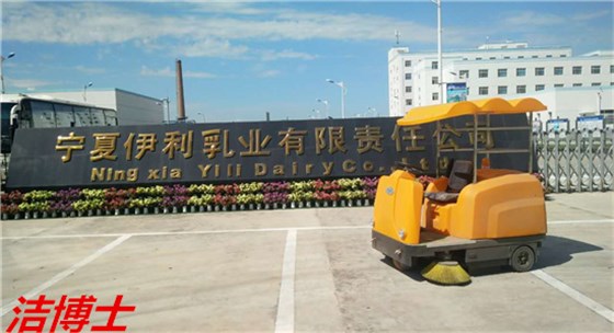 小型扫地车
