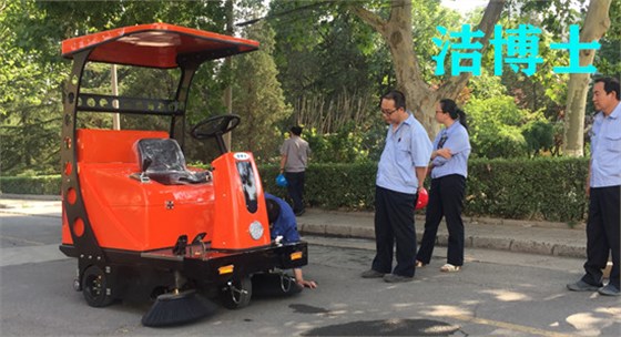 驾驶扫地车
