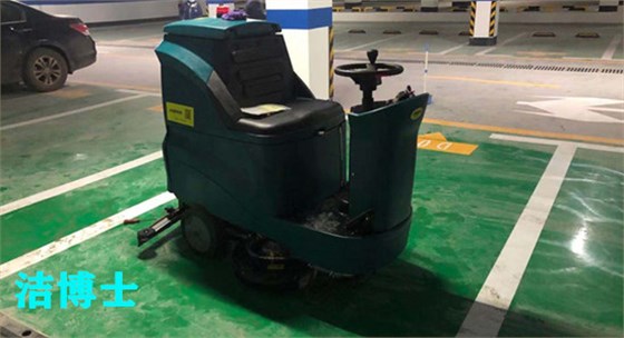 驾驶洗地车