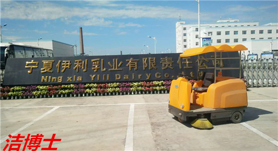 小型扫地车