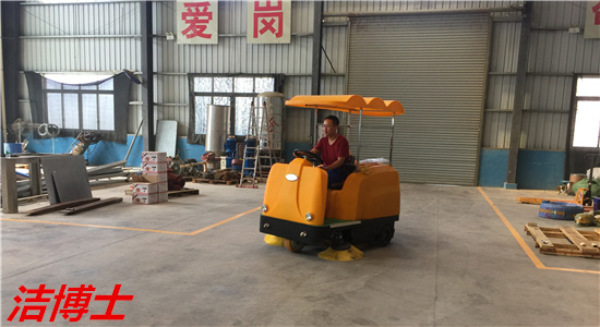 驾驶清扫车