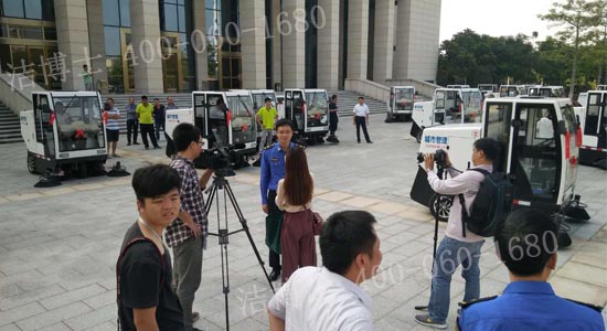 城管局发放洁博士清扫车接受媒体采访