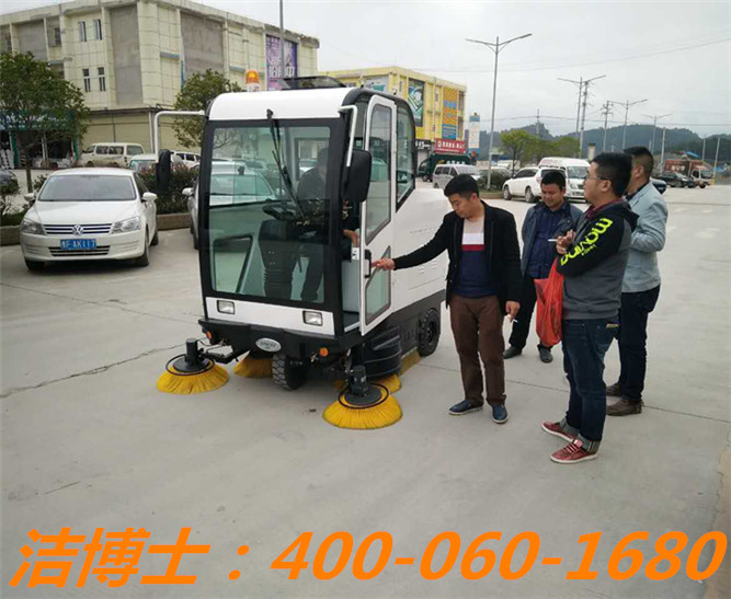洁博士驾驶扫地车客户案例——上海扬久实业
