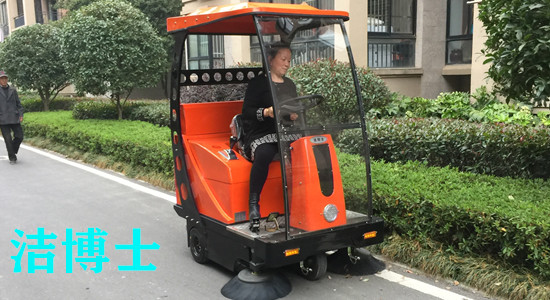 驾驶扫地车